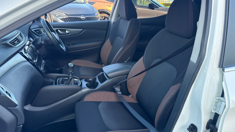 Nissan Qashqai 1.3 DiG-T N-Motion 5dr Petrol Hatchback